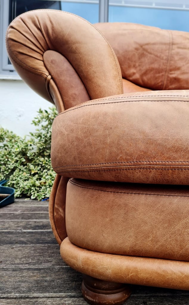 DELIVERY INCLUDED stylish 2 seater tan genuine soft leather hide sofa 