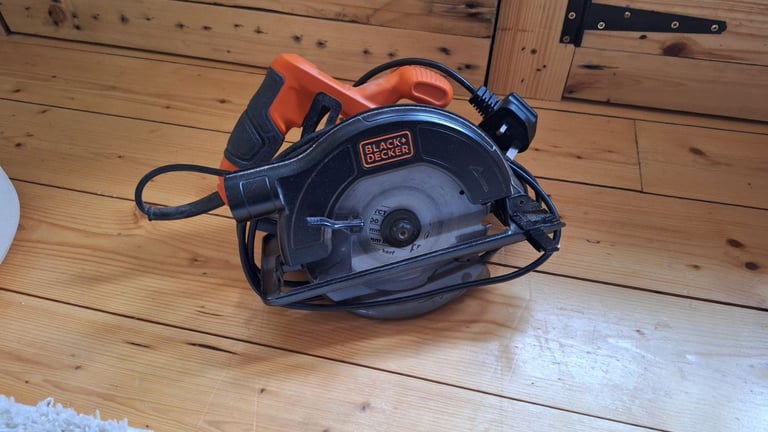 Black and Decker cs1200 circular saw - like new