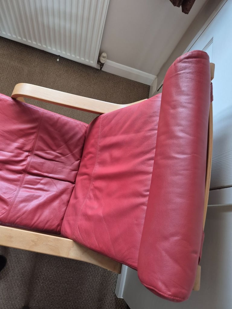 Beautiful POÄNG Armchair in Oak veneer and red leather in excellent condition