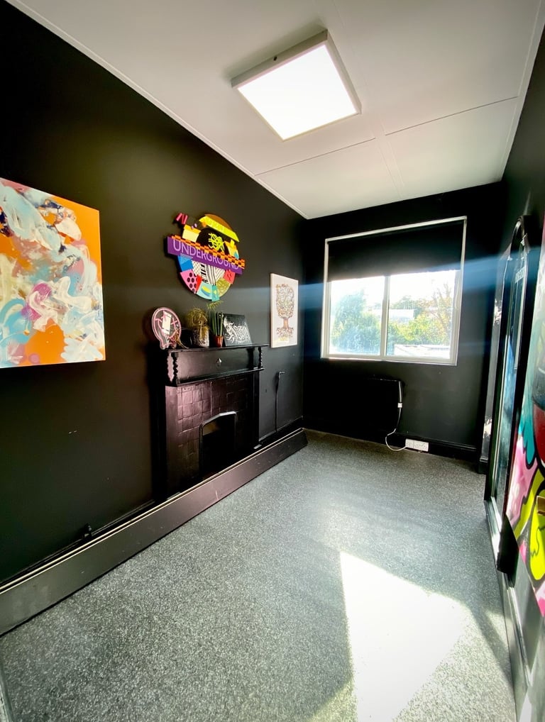LARGE PRIVATE ROOM/SPACE TO RENT IN BRIGHTON TATTOO STUDIO