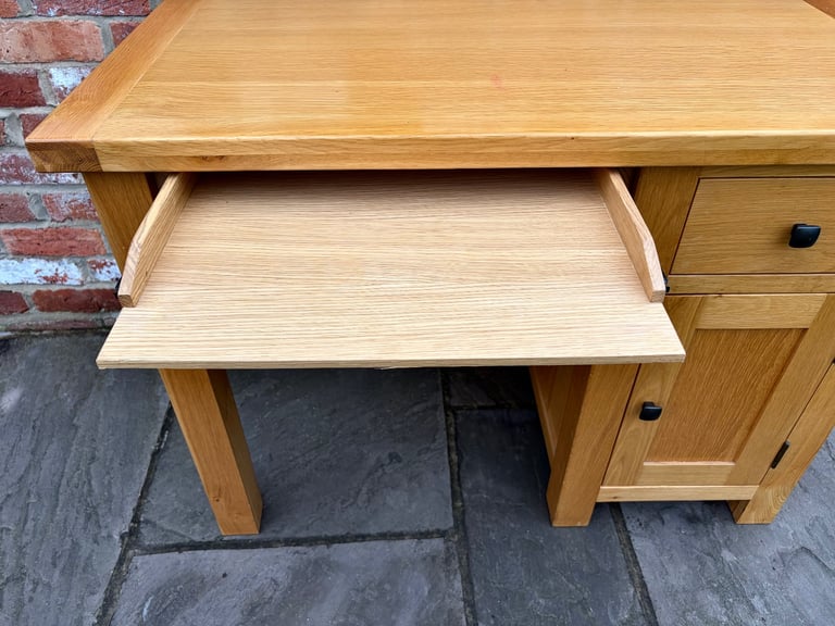 Solid Oak Desk - Excellent Condition 