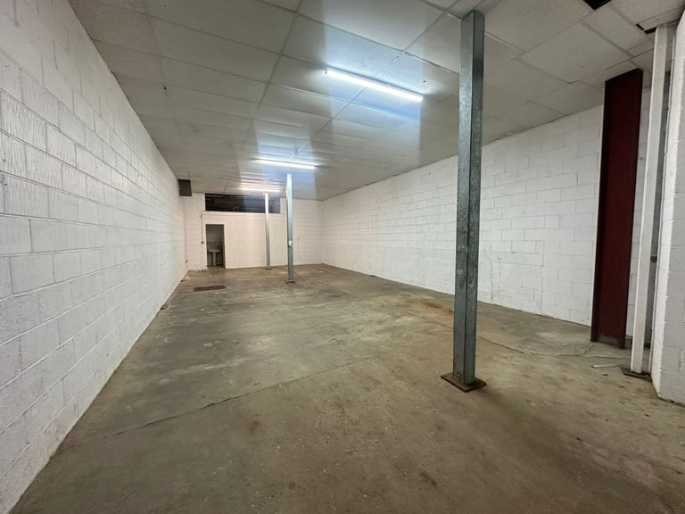 unit 6 - 980 Sqft Warehouse Available To Let - UB6