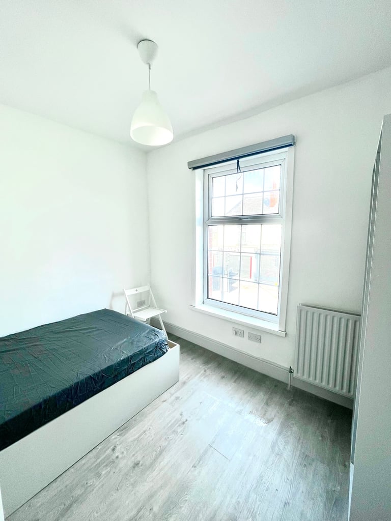 Double Room in Modern Property near Meadowhall/M1