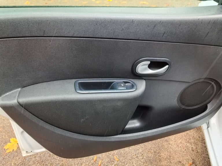 2009 Renault Clio 1.1 Clio Expression 16v 5dr Hatchback Petrol Manual