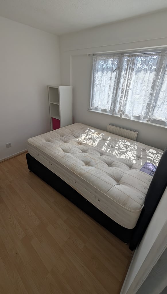 Room to rent in Romford. Nice property in a good area, close to shops and transport.
