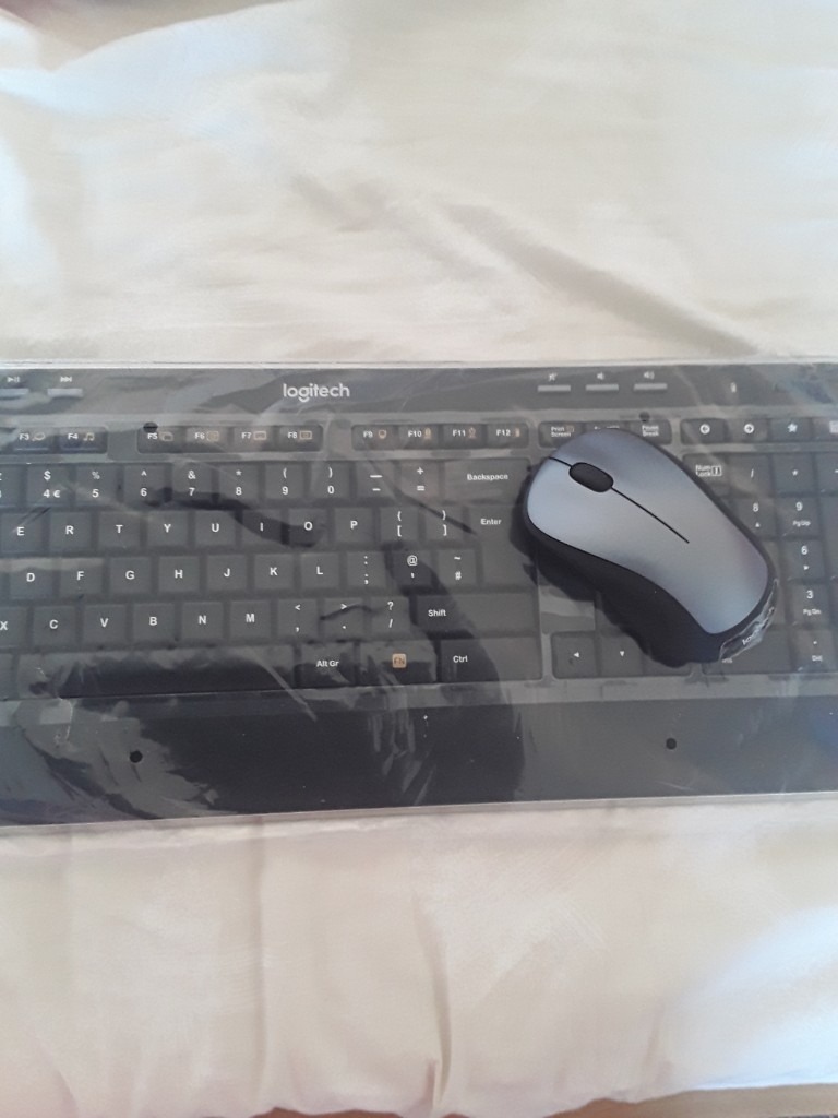 Logitech Keyboard K520 New + Wireless Mousse M310