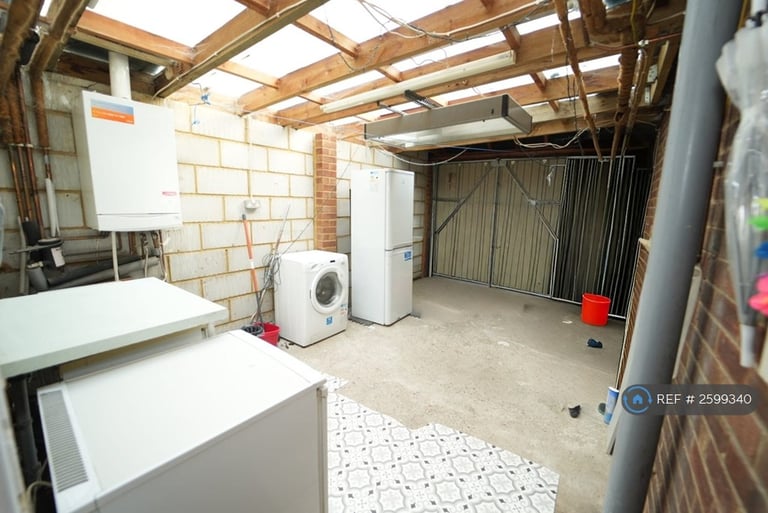 4 bedroom house in Chertsey Road, Twickenham, TW2 (4 bed) (#2599340)