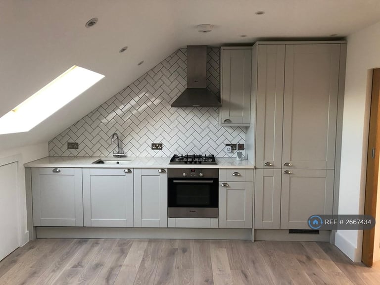 2 bedroom flat in Tunis Road, London, W12 (2 bed) (#2667434)