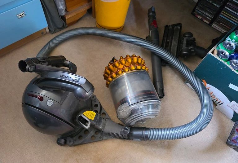 🧹 For Sale: Dyson DC54 Multi-Floor + Tangle-Free Turbine Tool – Working Order (Putney)