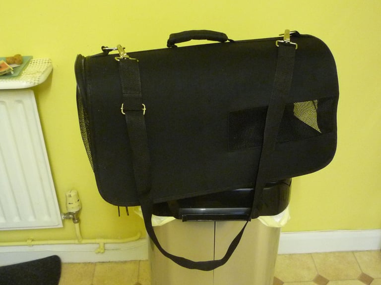 Soft sided pet carrier bag with shoulder strap