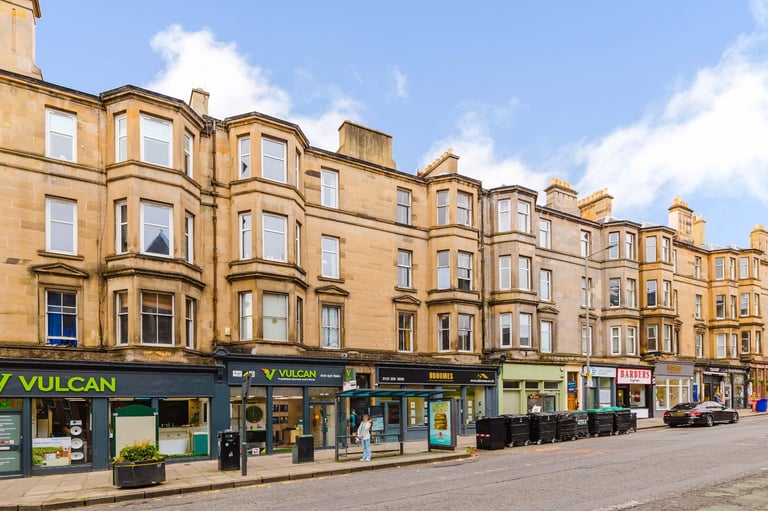 Very spacious, top floor, 3 bedroom, HMO flat - available NOW