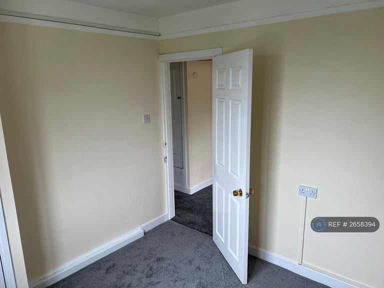 2 bedroom flat in Maes Y Glyn, Llandeilo, SA19 (2 bed) (#2658394)