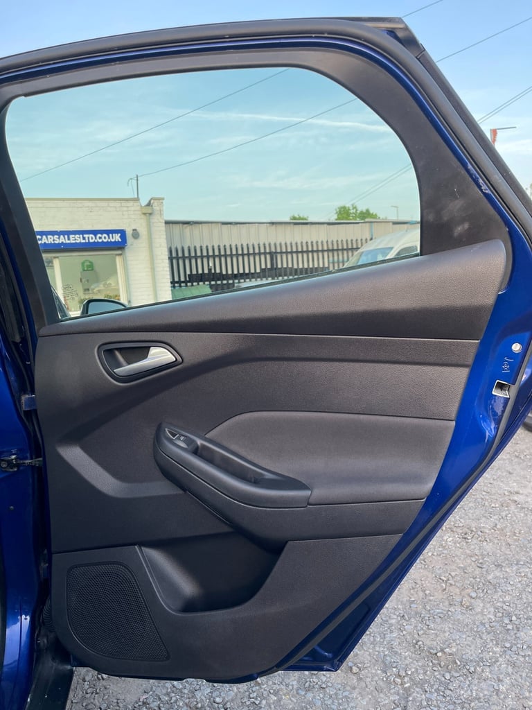 2015 Ford Focus TITANIUM 5-Door Petrol