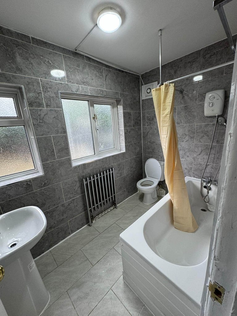 Spacious & Cosy Double Room for Rent IG7 4NA