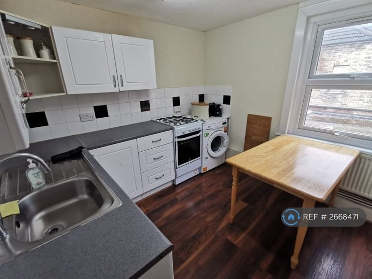 2 bedroom flat in High Road Leytonstone, London, E11 (2 bed) (#2668471)