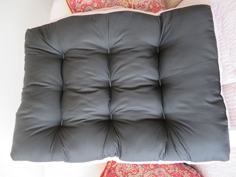 large soft dog bed, in pristine condition