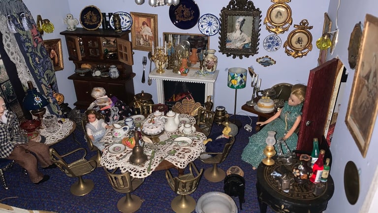 Lovely unique collectible wooden dolls house (1/12th scale), with lighting and contents 