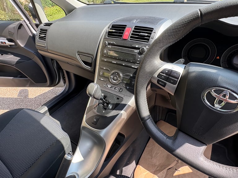 2010 facelift toyota Auris 1.6 automatic, drives perfect, excellent condition inside out,F.S.H 