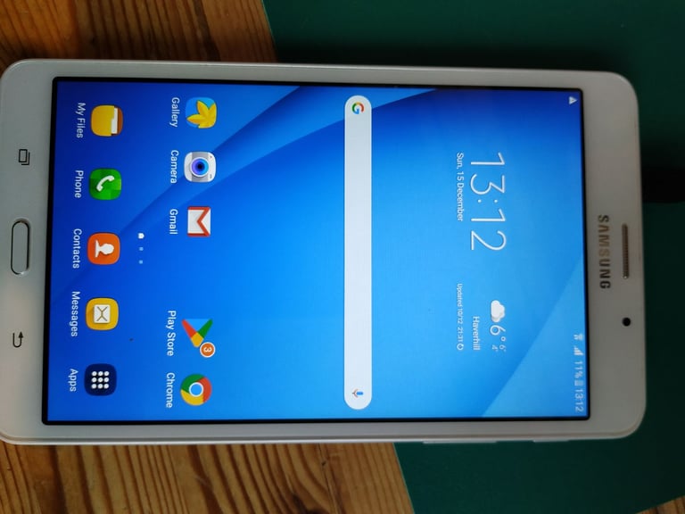 Samsung 4G Galaxy Phone in good condition works well clean item