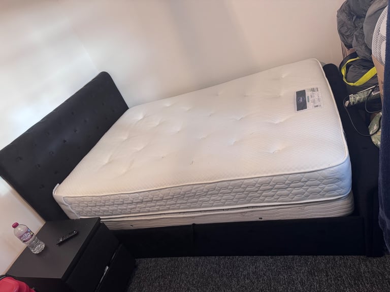 Double bed / mattress 