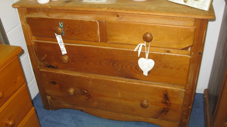 image for ANTIQUE SOLID STRIPPED PINE CHEST OF 4 DRAWERS. IN GOOD ORDER. IDEAL IN ANY ROOM. DELIVERY 