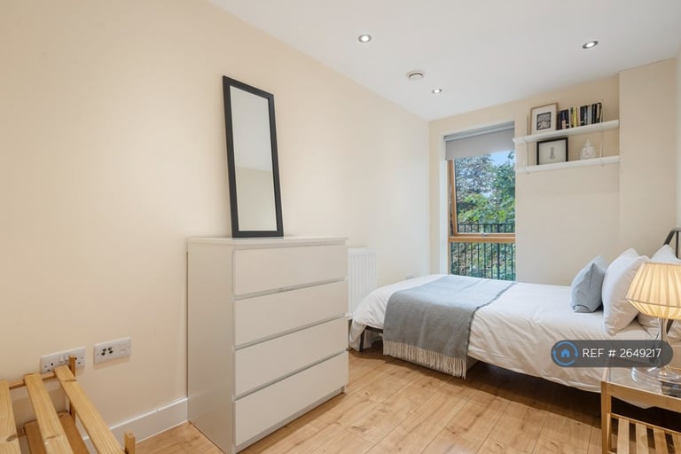 3 bedroom flat in Upper Clapton Road, London, E5 (3 bed) (#2649217)