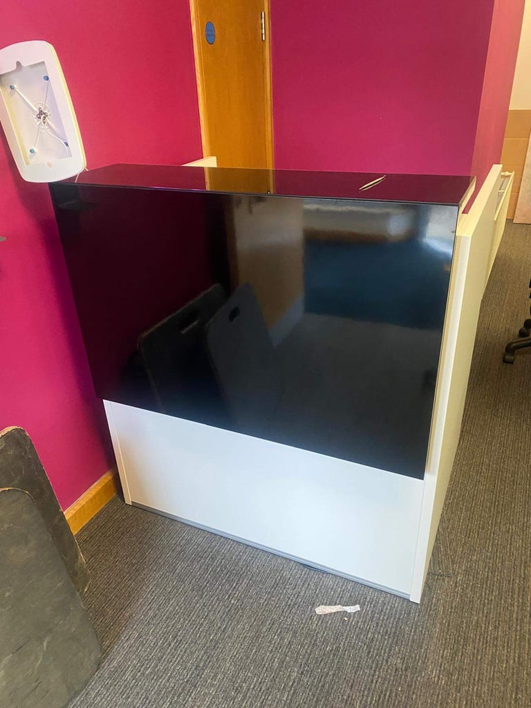 White & Black Reception Unit