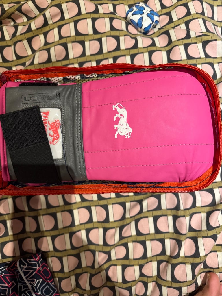 Pink women’s boxing gloves