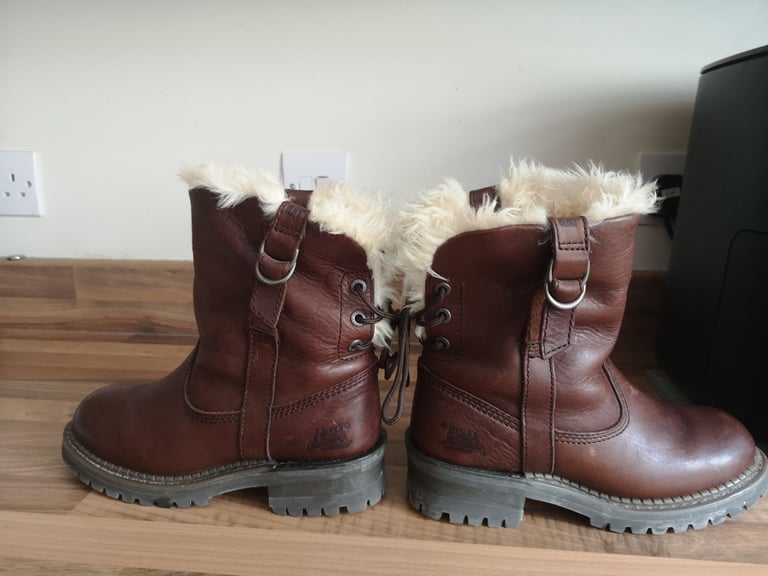 ******REDUCED*****LADIES/GILRS LEATHER/FUR LINED CATERPILLAR BOOTS