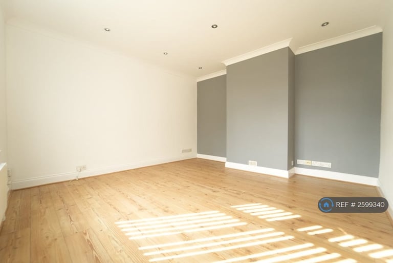 4 bedroom house in Chertsey Road, Twickenham, TW2 (4 bed) (#2599340)