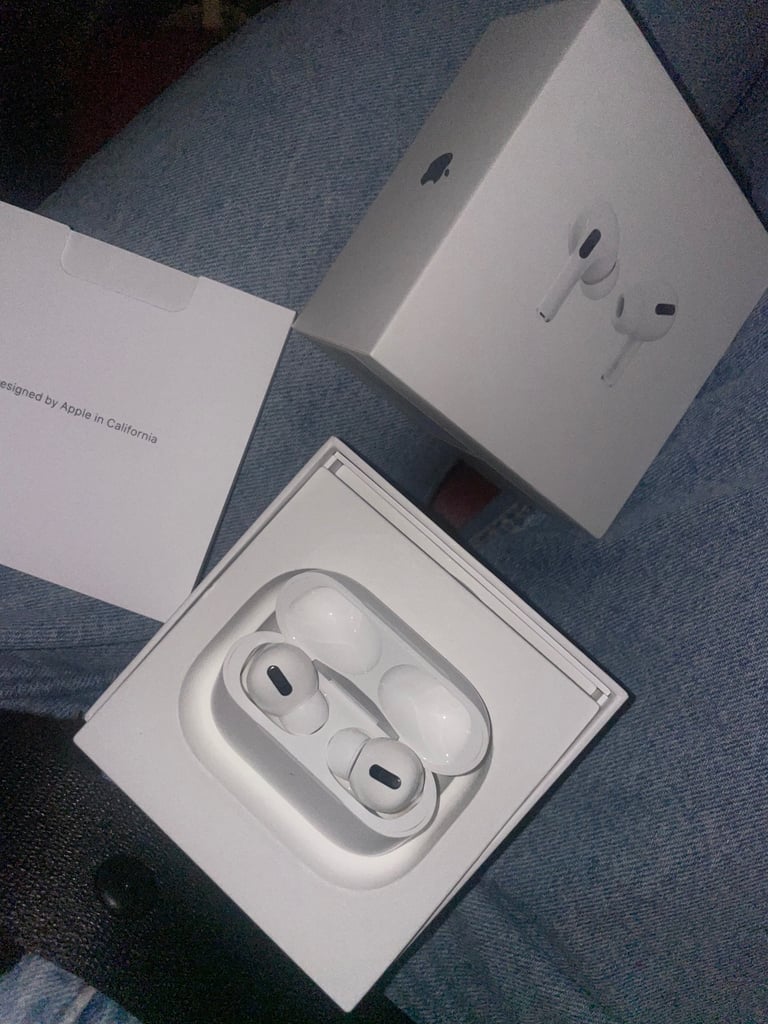 Apple AirPods with MagSafe charging case 