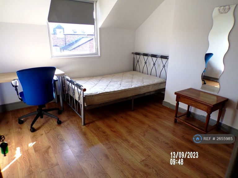 8 bedroom house in Booth Avenue, Manchester, M14 (8 bed) (#2655985)