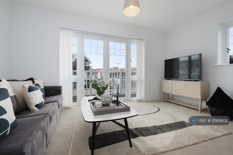 3 bedroom house in Green Park Village, Reading, RG2 (3 bed) (#2562802)