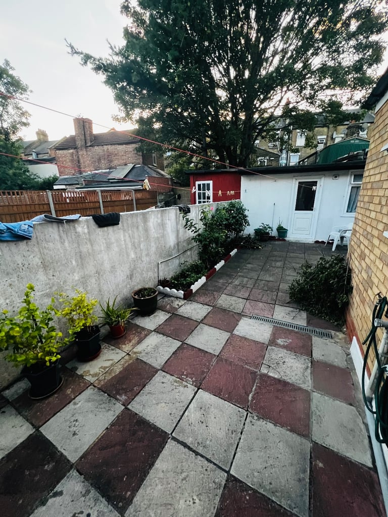 DOUBLE ROOM TO LET AT LEYTON  E10 6AU AREA FOR FEMALES ONLY. 