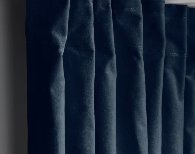 Pair of lined velvet curtains 