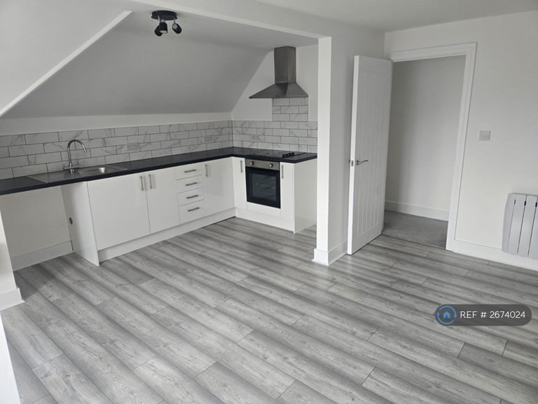 2 bedroom flat in Cliftonville, Margate, CT9 (2 bed) (#2674024)