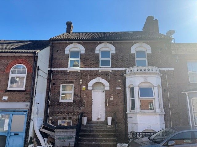 Located in the heart of Luton (LU1 5AT), this well-presented 1-bedroom flat