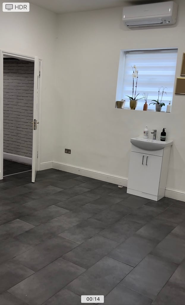 Large Beauty/aesthetician Room For Rent In Walthamstow 
