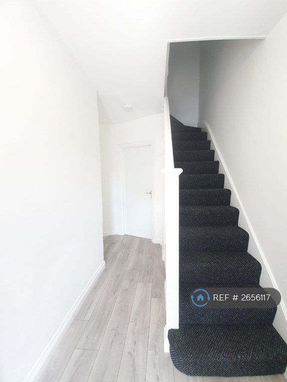 Studio flat in The Fairway, Northolt, UB5 (#2656117)