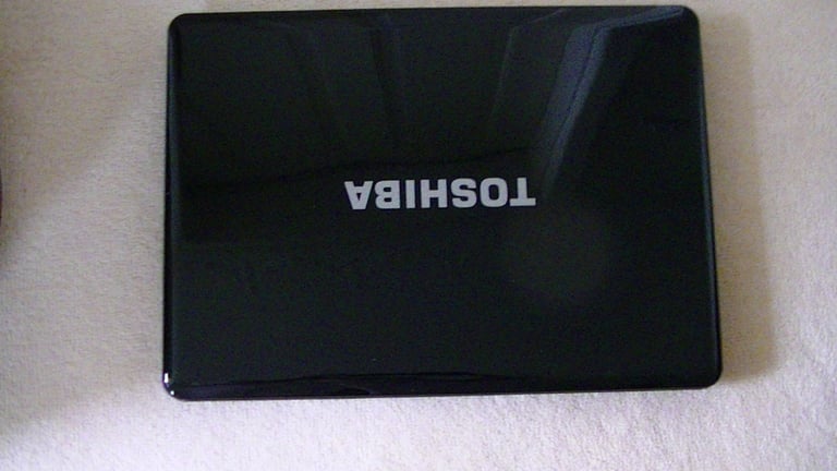 TOSHIBA Satellte P300-20C 17.3 inch: As New: Rare Shiny Piano Black + Leather Carry Case