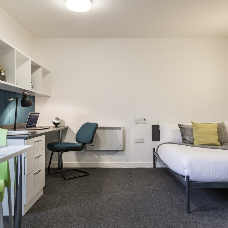 STUDENT ROOMS TO RENT IN LUTON. SINGLE EN SUITE WITH PRIVATE ROOM, BATHROOM AND STUDY DESK