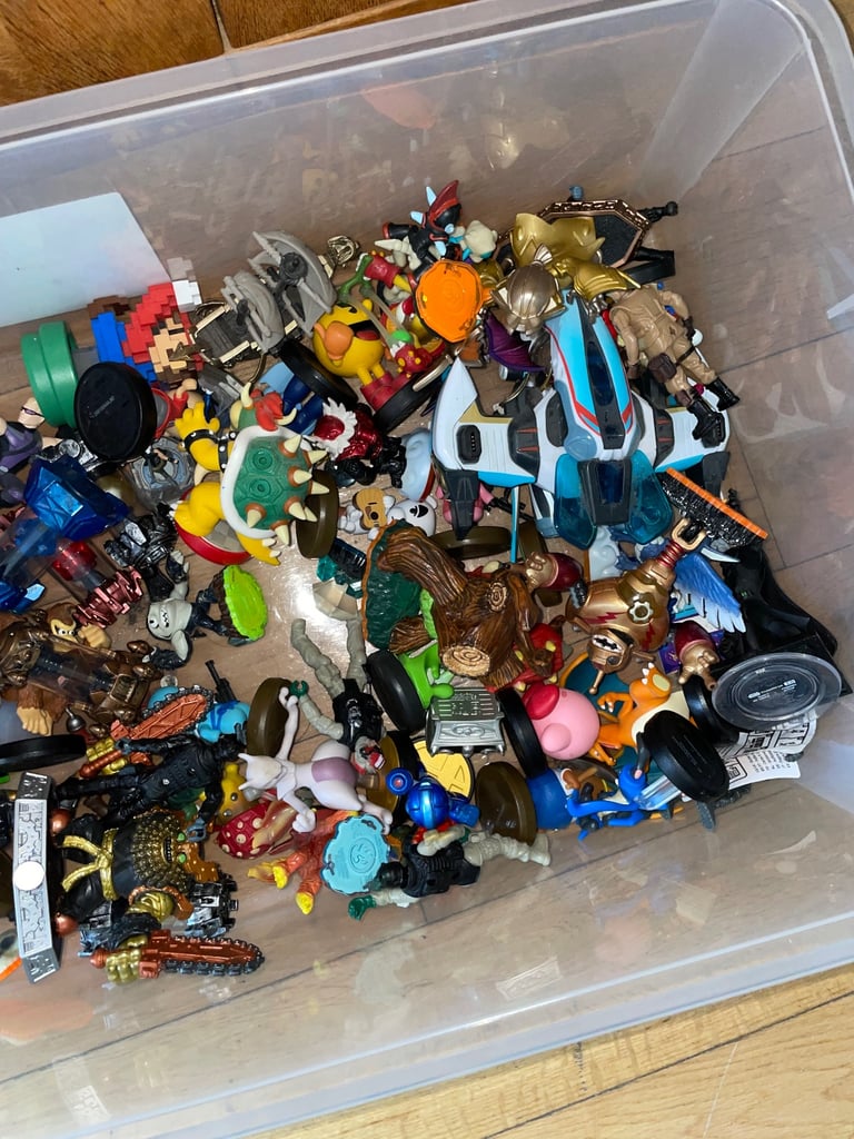 Sky lander & amiibo character figures