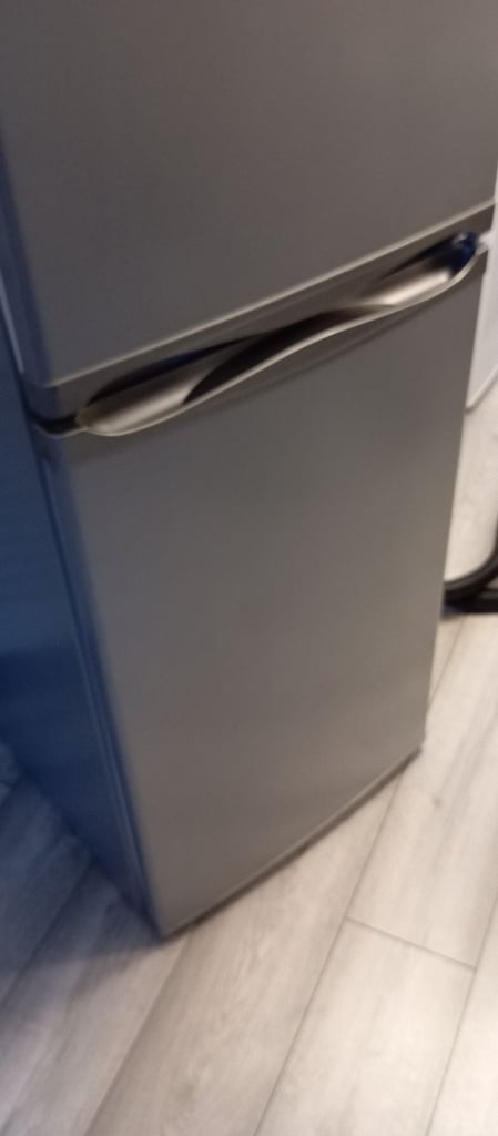Hotpoint freestanding 55cm silver frost free fridge freezer in good condition 
