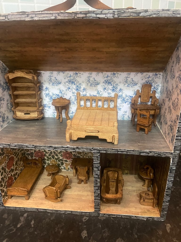 Wooden carry-on dollhouse with furniture
