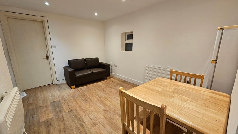 Ground floor 1 bedroom flat to rent on High Road in Willesden Green just short walk from station