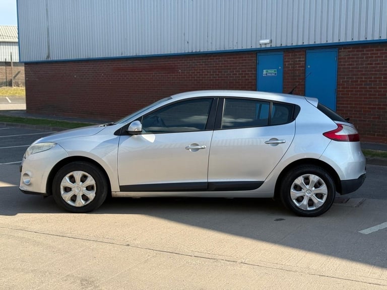 2010 Renault Megane 1.6 16V Expression Euro 4 5dr HATCHBACK Petrol Manual - Image 3
