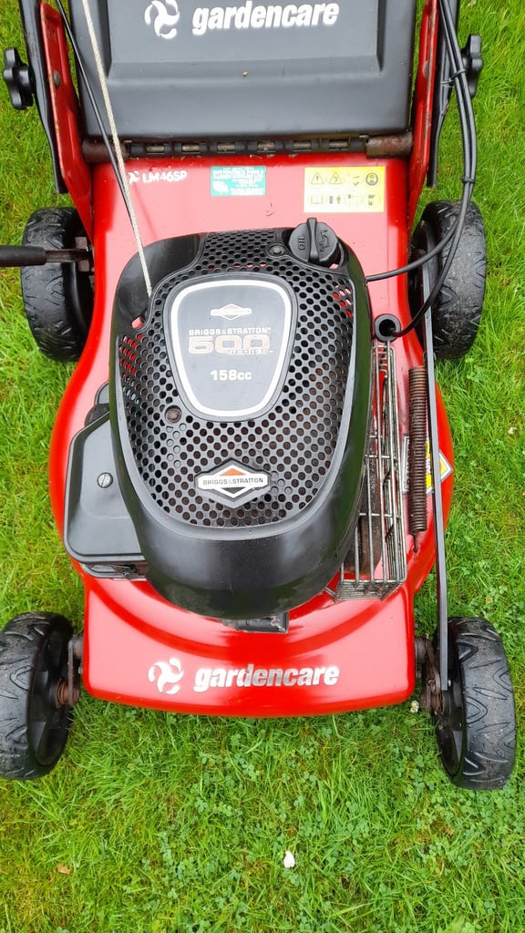 Gardencare self drive Briggs&Stratton500 engine 18 inch cut. Starts first time