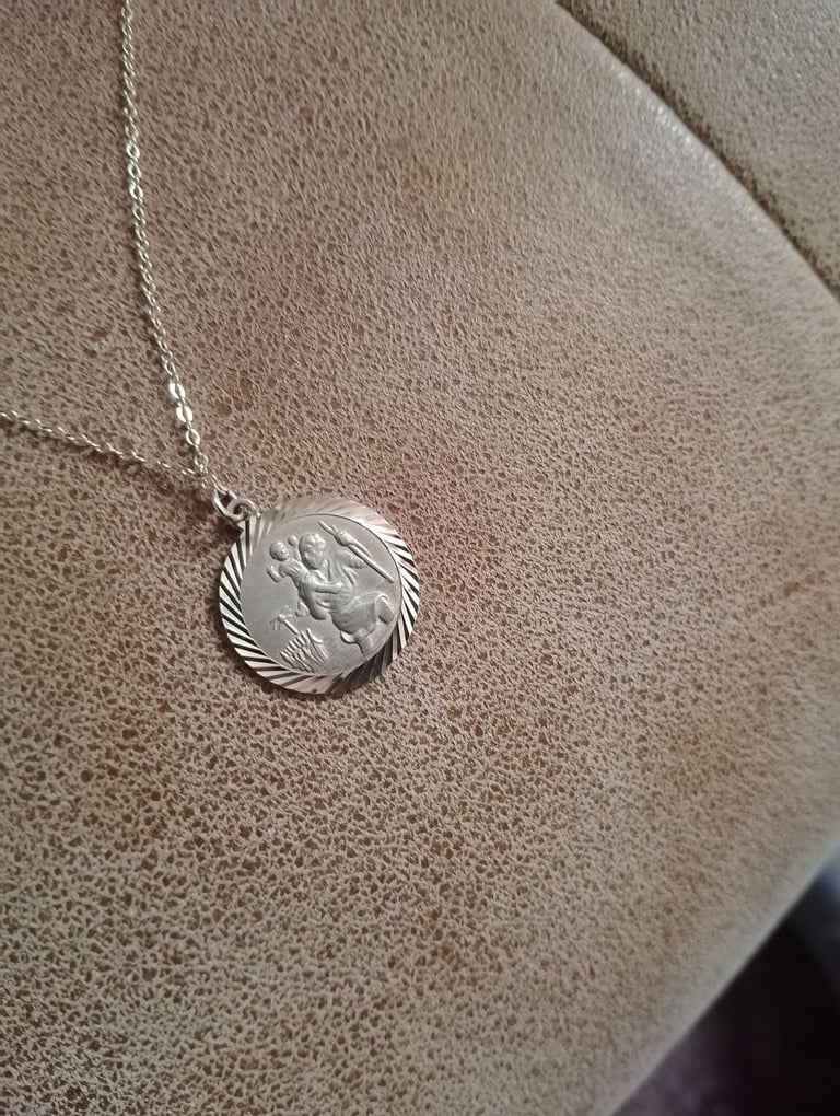 9 CT HALLMARKED GOLD ST CHRISTOPHER ON AN 18 INCH 9 CT CHAIN 