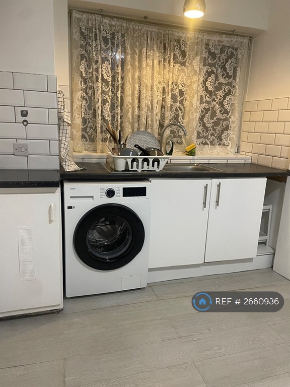 2 bedroom flat in Broadhurst Gardens, London, NW6 (2 bed) (#2660936)