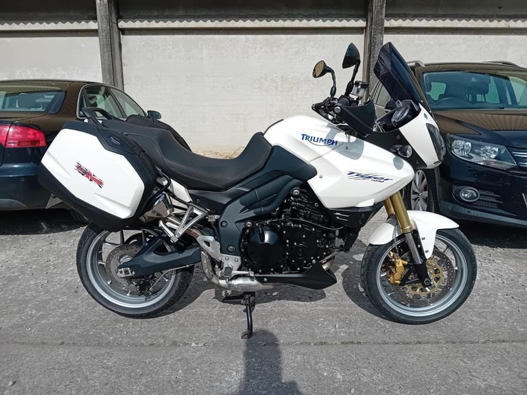 image for 2009 09 TRIUMPH TIGER 1050 WHITE SPORT TOURING PANNIERS VERY CLEAN NEW MOT